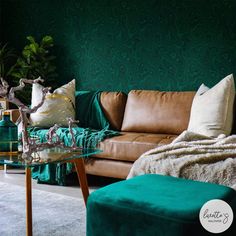 a living room with green walls and furniture in the corner, there is a sign that says'eu quero una casa no campo '