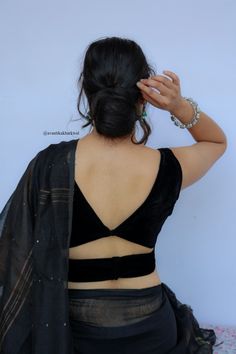 Variety Blouse Designs, Sarees For Black Blouse, Latest Back Designs For Blouse Saree, Fancy Blouse Back Neck Designs, Modle Pose Photography Female, Black Saree Styling Ideas, Blouse Black Designs, Latest Model Blouse Designs Back Neck, Sleeveless Blouse Back Designs