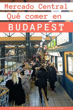 people are standing in line at the metro train station for their lunch or dinner, with text overlay that reads mercado central que comer en budapest