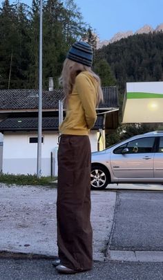 Mushroom Hunting Outfit, Cozy Outdoor Outfit, Gorp Core Women, Hildur Karlsson, Yellow And Brown Outfits, Yellow Brown Outfit, Warm Day Outfit, Mid 90s Fashion, Hiking Boot Outfit