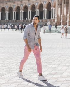 Men Model Poses, Black Shirt Outfit Men, Outfit Minimalista, Pink Pants Outfit, Business Casual Attire For Men, Light Pink Pants, Pink Chinos, Slim Fit Suit Men