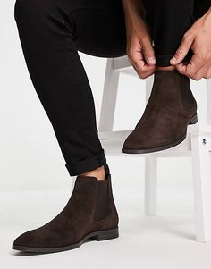 Brown Casual Boots, Vans Suede, Walks In London, Brown Chelsea Boots, Botas Chelsea, Suede Fashion, Black Chelsea Boots, Leather Chelsea Boots, Trainer Boots