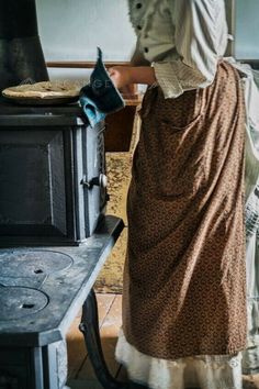 Woman Cooking, Cottagecore Life, Vintage Oven, Prairie Homestead, Cottage Aesthetic, Farmer Wife, Prairie Style, Green Gables, Historical Fashion