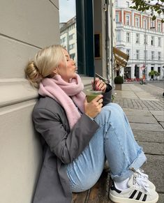 Vinter Mode Outfits, Looks Adidas, European Summer Outfits, Scarf Outfit, Winter Outfits Cold, Autumn Fits, City Outfits, Pink Scarves, Stockholm Fashion