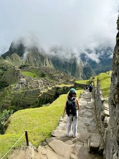 Machu Pichu Pics, Traveling To Peru, Hiking Machu Picchu, Travel Aesthetic South America, South America Backpacking, Backpacking Around The World, Peru Instagram Photos, Outfits For Peru, Peru Travel Aesthetic