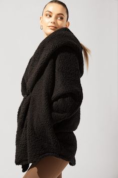 When temps drop, you cocoon up. Designed with a luxe faux sherpa fabric, the Cocoon Coat makes layering a breeze (ironic, right?). Pair with your go-to jeans or workout ootd. Workout Ootd, Cozy Weather, Sherpa Fabric, Sherpa Coat, Weather Seasons, Cocoon Coat, Skin Discoloration, Skin Care Kit, Trader Joe