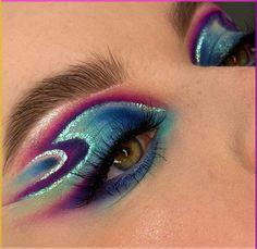 Eye makeup 😍 Complex Eyeshadow Looks, Geometric Eye Makeup, Funky Eye Makeup Ideas, Multiple Eyes Makeup, Funky Eyeshadow, Funky Eye Makeup, Crazy Eyeshadow Looks, Artistic Eye Makeup, Editorial Eye Makeup