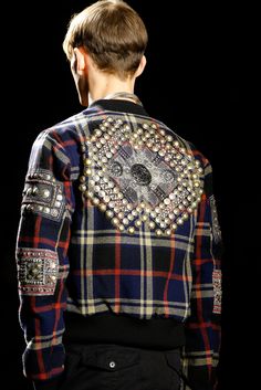 Hippie Street Style, Dries Van Noten Menswear, Hmong Fashion, Menswear Details, Embroidery Beads, Clothing Details, Mens Trends, Embroidery Fashion, Dries Van Noten