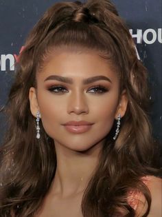 Zendaya Makeup, Natural Smokey Eye, Celebrity Makeup Looks, Smokey Eye Tutorial, Best Makeup Tips, Simple Makeup Looks, Beach Ideas, Makeup For Beginners