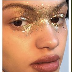 Glitter Eyebrows Make Up, Glitter On Collar Bone, Sparkle Face Makeup, Glitter Mask Makeup, Gold Costume Makeup, Glitter Placement Face, Gold Face Tattoo, Silver Face Glitter, Gold Sun Makeup