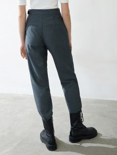 MO&Co. Women's Wool Blend Irregular Wrap Pants Features : - High waist- Small tapered pants- Double side pocket designCode: MBB1PAT032The length of size M is 95cmWhite: Model is 175cm tall and wearing a size M MATERIALS & CARE : Material: 56.1% Polyester 43.9% WoolDo not wash, do not bleach Hang to dry, do not tumble dry Iron at low temperatures, professional dry cleaning Do not expose to the sunTips: Wrap metal parts before dry cleaningPlease select your own size in the size chart according to Wrap Pants, Stylish Pants, Casual Stylish, Tapered Pants, Side Pocket, Workout Pants, Black Pants, Wool Blend, Gray Color