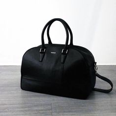 100% Genuine Leather No Tag Classic Black Textured Leather Travel Bag, Classic Black Textured Leather Duffle Bag, Luxury Black Weekender Bag With Double Handle, Black Textured Leather Rectangular Travel Bag, Classic Black Travel Bag With Double Handle, Black Satchel With Smooth Grain And Double Handle, Black Satchel With Double Handle And Smooth Grain, Classic Black Duffle Bag With Leather Handles, Timeless Black Leather Bag