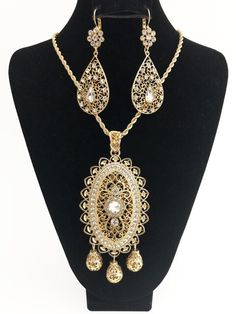 Jewelry set-Luxury Dubai Jewelry Necklace Sunflowers Pendent Bistratal Long Chain Necklace And Earrings Gifts Flower Hollow PendentsModel Number:4001155784789 Metal Jewelry With Flower Pendant For Wedding, Elegant Filigree Jewelry Sets, Gold Alloy Flower Pendant Jewelry, Gold Bridal Necklace Pendant, Gold Bridal Pendant Necklace, Gold Alloy Bridal Necklace, Gold Bridal Necklace In Alloy, Bohemian Gold Pendant Jewelry Sets, Metal Bridal Clavicle Necklace