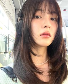 Korean girl Korean Haircut, Mia 3, Haircuts Straight Hair, Fall Hair Colors, Aesthetic Hair, Hairstyles Haircuts