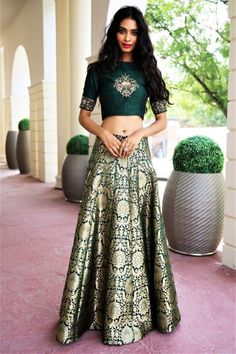 HGotG Crop Top Outfits Indian, Orang India, Sarees Banarasi, Indian Wedding Lehenga, Elegance Fashion, Wedding Ready, Brocade Skirt, Indian Outfits Lehenga, Choli Blouse