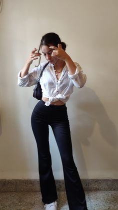 Flare Pants With Button Down Shirt, Poses With Flared Pants, Black Flare Pants Outfit Classy, White Top Black Bottom Outfit, Flare Pants Outfit Classy, Black Flare Pants Outfit Casual, Flared Leggings Outfit Summer, Flared Trousers Outfit, Flair Leggings Outfit