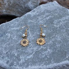 These gold plated earrings are super cute, simple, and lightweight making it perfect for every occasion! Separated into two main parts, the first includes the Sunflower pendant and gold plated spacer bead while the second section is decorated with golden cuffs enveloping a pearl. Part of a matching set, check out my page announcements for special deals! ✧ Gold Plated Sunflower pendant ✧ Gold Plated Earring Hooks ✧ Gold Cuffs ✧ .04 mm Pearl Beads Golden Cuffs, Sunflower Earring, Jewelry Gold Earrings, Schmuck Gold, Sunflower Pendant, Sunflower Earrings, Floral Jewelry, Gold Jewelry Earrings, Gold Cuffs