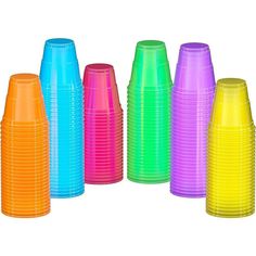 there are many different colors of plastic cups