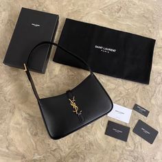 2021 Spring and Summer Show YSL’s new armpit bag has a minimalist shape and logo. It is simple and beautiful. The advanced opening and closing is a buckle design with a half-open method.

The size is 23x16x6.5cm.