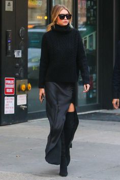 Rok Outfit, Skirt Diy, Gigi Hadid Style, Walking Down The Street, All In, Hadid Style, Cooler Look, All Black Outfit