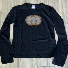 Brand New Unisex Gucci Black T-shirt With Logo Print, Gucci Cotton Top For Streetwear, Gucci Crew Neck Tops For Streetwear, Gucci Cotton Tops With Letter Print, Trendy Gucci Tops For Streetwear, Gucci Black Tops With Letter Print, Gucci Letter Print Tops For Streetwear, Black Gucci Tops With Letter Print, Gucci Black Crew Neck Top