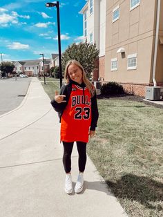 Bball Jersey Outfit, Outfits With Jerseys Basketball, Outfits With A Jersey, Oversize Jersey Outfit, Baseball Game Outfit Leggings, Jersey Outfit Leggings, Hoodie With Jersey Outfit, Hoodie Jersey Outfit