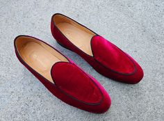 Style: 525-103V-Red Sumptuous Velvet slip-on Formal Loafer from the Carrucci collection features Grosgrain Trim and a clean welt! Prom For Guys, Formal Shoe, Quoi Porter, Formal Loafers, Style Sportif, Black Tie Affair, Loafer Sneakers, Navy And Brown, Lacing Sneakers