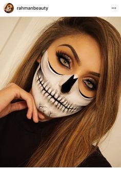 Half skull Halloween Skeleton Makeup, Anastasia Beverly Hills Palette, Halloween Makeup Clown, Halloween Make-up Looks, Holloween Makeup, Cute Halloween Makeup, Halloween Coustumes, Dipbrow Pomade, Cool Halloween Makeup