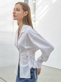 This is a unique shirt that uses strings on both waists to create a more feminine silhouette. This item is made of wrinkle-free material, making it easy to maintain and use.- There is a difference between the front and back length and the side length.- Slit at the bottom of the back- Brand logo label attached to the top of the back- Drop shoulders allow for comfortable movement- Create a clean silhouette with hidden buttons Kemeja Korean Style, Unique Shirts Design, Open Collar Shirt, Fancy Shirt, Upcycle Shirt, Fashion Silhouette, Everyday Fashion Outfits, Classy Work Outfits, More Feminine