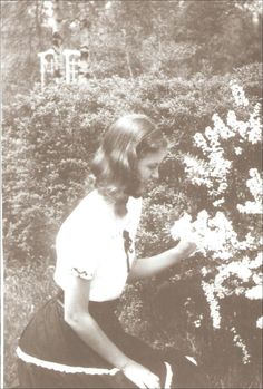 Sylvia Plath in a Wellesley, Massachusetts garden, 1947 Lady Lazarus, Women Writers, Writers And Poets, Anais Nin, The Bell Jar, Sylvia Plath, Famous Authors