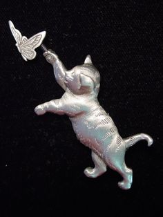 Silver Pewter JONETTE JEWELRY. Production ceased temporarily during World War II. 'Cat Chasing Butterfly' Pin. (butterfly moves). casting process. | eBay! Cat Chasing Butterfly, Beautiful Butterflies Art, Butterfly Pin, Jewelry Pins, Brooch Jewelry, Cat Jewelry, Vintage Cat, Butterfly Art, Cat Pin