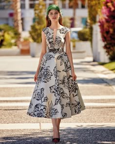 Transitional Outfits, Spring Lookbook, Outfits For Women Over 50, Party Outfits For Women, Elegant Midi Dresses, Fashion Content, Elegant Dresses Classy, Classy Dress Outfits, Batik Dress