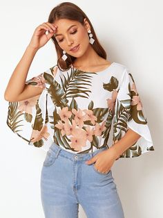 Top de manga campanuda con abertura con estampado tropical floral | SHEIN USA Flower Print Blouse, Flared Sleeves Top, Tropical Leaf Print, Summer Blouses, Flounce Sleeve, Women Blouses, Tropical Print, Bell Sleeve, Print Tops