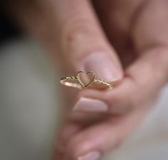 Heart Shape Rings, Simple Ring Design, Simplistic Jewelry, Cute Promise Rings, Hand Jewelry Rings, Simple Gold Earrings, Fancy Jewelry Necklace, Pretty Jewelry Necklaces, Gold Rings Fashion