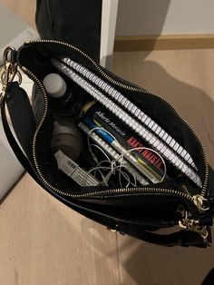 Organized School Bag, Inside School Bag, Uni Bag Aesthetic, College Bag Aesthetic, School Bags Aesthetic, Bags For Uni, Uni Backpack, Aesthetic School Bag