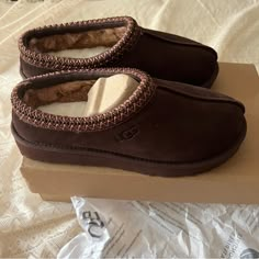 Brand New In Box Size 9 Tasman Uggs Colors, Uggs Slippers Platform, Ugg Burnt Cedar, Fall Shoes Aesthetic, Brown Ugg Slippers, Aesthetic Slippers, House Shoes Women's, Uggs Slippers, Brown Uggs