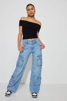 High Rise Wide Cargo Jean Blue Denim Cargo Pants Outfit, Cargo Jeans Outfit Women, Cargo Jeans Outfit, Retro Inspired Outfits, Low Rise Baggy Jeans, Jeans Outfit Women, Denim Cargo Pants, Cargo Pants Outfit, Denim Cargo