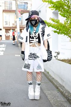 This is Senanan, the fashion designer behind the indie Japanese fashion brand Qiss Qill. She has lilac and blue hair, with a FRESH.i.AM cap, a bandana and a face mask from her own label. Tokyo Outfits, Street Style Tokyo, Estilo Harajuku, 일본 패션, Fashion Street Style