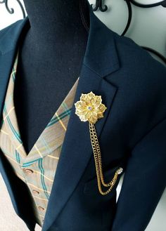 Looking for a timeless piece to elevate your style? Look no further than our Elegant Flower Crystal Lapel Pin - it's a dazzling accessory that adds instant sophistication to any outfit. It features a delicate flower design adorned with sparkling crystals, set against a backdrop of gleaming gold or silver chains. Made with high-quality alloy, steel, and resin, it's built to last and shine. The double-chain design lets you wear the pin in multiple ways, adding versatility to your look. Designed fo Formal Flower Shaped Jewelry With Flower Decoration, Formal Gold Jewelry With Flower Decoration, Gold Party Brooches With Flower Decoration, Gold Brooch With Flower Decoration For Formal Occasions, Flower Lapel Pin, Flower Crystal, Silver Chains, Chain Design, Double Chain