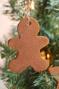 These cinnamon ornaments smell SO GOOD and they're really simple to make! Only 3 ingredients and they give you that amazing Christmas baking smell! You can hang them on the Christmas tree as is, or decorate them with puffy paint. Such a fun Christmas craft! Cinnamon Dough Ornaments, Cinnamon Dough, Bear Ornaments, Cinnamon Bears, Cinnamon Ornaments, Easy Ornaments, Dough Ornaments, Diy Christmas Tree Ornaments, Gingerbread Ornaments