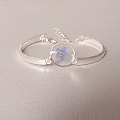 Blue Forget me not flower in  resin bracelet . Pressed flower jewelry . An elegant resin bracelet with real flower  Forget me not .This will be a special gift for a loved one, as ferns symbolize sincerity towards others. If you are giving someone a fern as a gift, you are giving them the hope that they will have confidence, shelters, wealth, and happiness. This is a great plant to give someone that you really care about. Charm size: 10 x10 mm (1/3 inch) Forget me not jewelry : https://www.etsy.c