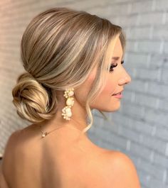 Low Bun Bridal Hair, Hair Design For Wedding, Bride Hairstyles Updo, Wedding Hair Up, Wedding Hairstyles Bride, Online Academy, Best Wedding Hairstyles, Low Bun, Wedding Hairstyles Updo