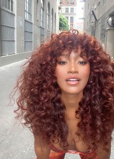 Big Bouncy Hair 90s, Copper Hair On Mixed Women, Dark Copper Hair Curly, Cooper Hair Color Curly, Peekaboo On Curly Hair, Cooper Hair Color Black Women, Copper Balayage Curly Hair, Auburn Hair Black Women, Cool Tone Red Hair