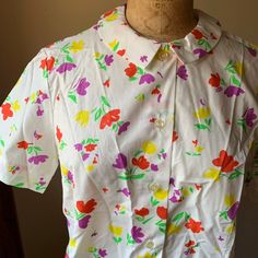 1970s NWT Tanner Sport cotton blouse with peter pan collar, bold tulip floral.  Pristine vintage condition.  MEASUREMENTS (taken flat): Shoulder to shoulder: 16" Pit to pit (chest): 19.5" Sleeve: 8" Shoulder to hem: 25" Short Sleeve Shirt With Retro Print For Spring, Floral Print Peter Pan Collar Summer Top, Vintage Cotton Blouse With Collared Neckline, Retro Blouse With Peter Pan Collar For Vintage Fashion, Fitted Floral Print Top With Peter Pan Collar, Multicolor Short Sleeve Blouse For Daywear, Retro Fitted Blouse With Peter Pan Collar, Retro Blouse With Peter Pan Collar, Vintage Spring Blouse With Collared Neckline