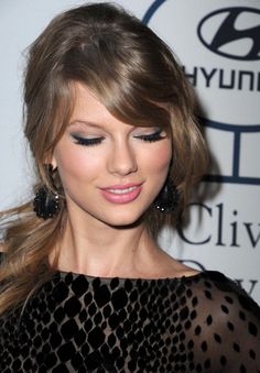 taylor swift wearing black and silver makeup at an event