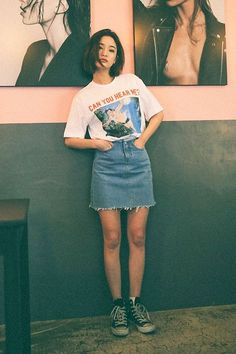 Denim Skirt With Sneakers, How To Style Converse, Skirts With Sneakers, Mode Hippie, Casual Skirt Outfits, Skirt And Sneakers, Outfits With Converse, Trik Fotografi