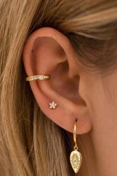 Women modeling gold sparkly earrings. Earing Placement Idea, Ušný Piercing, Conch Stud, Ear Lobe Piercings, Piercing Inspo, Earrings Inspiration