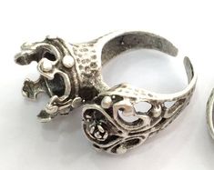 Material :  Antique Silver Plated Brass Color: Antique Silver Size :AdjustableBlank size : 12 mmQuantity : 1 pc. Simple Band, Copper Rings, Brass Material, Brass Metal, Brass Color, Adjustable Ring, Adjustable Rings, Vintage Charms, Silver Charms