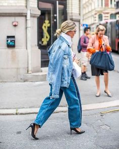 How Fashion It Girls are Wearing Denim | STYLE REPORT MAGAZINE Looks Total Jeans, Oslo Fashion, Denim Street Style, Quoi Porter, Trendy Denim, Trendy Swimwear