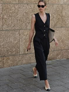 Black Waistcoat Outfit Women, Black Vest Outfits For Women, Black Waistcoat Outfit, Look Office, Parisienne Chic, Looks Street Style